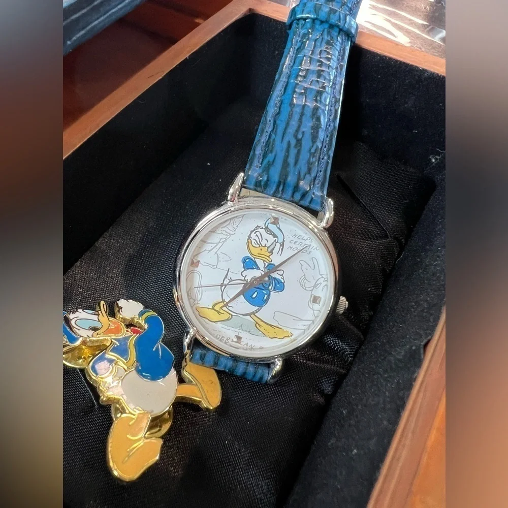 T20. Donald Duck Figure Character Study Watch Collection Made of Ceramic